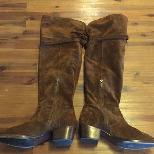 Gorgeous Frye suede boots!
